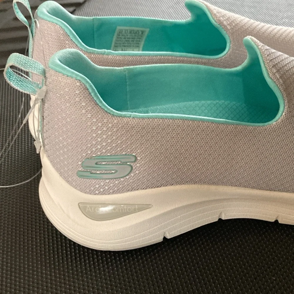 Brand New Skechers - Picture 4 of 13